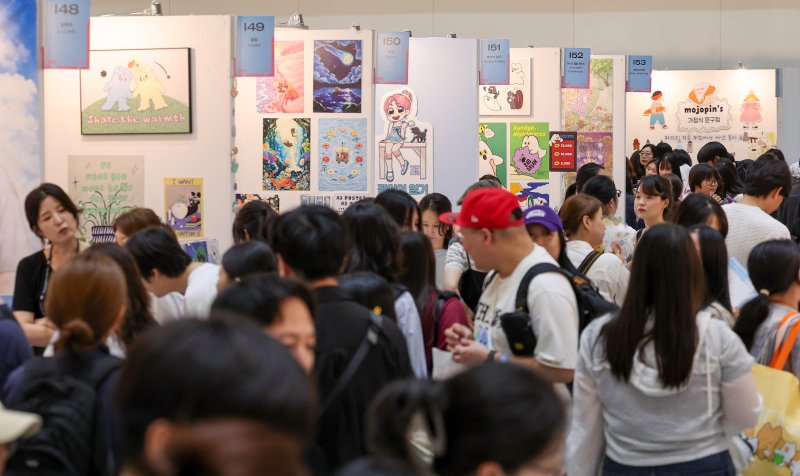 24일 서울 강남구 삼성동 코엑스에서 열린 서울일러스트레이션페어vol.19를 찾은 관람객들이 전시장을 둘러보고 있다. 2025.7.24/뉴스1 ⓒ News1 김성진 기자