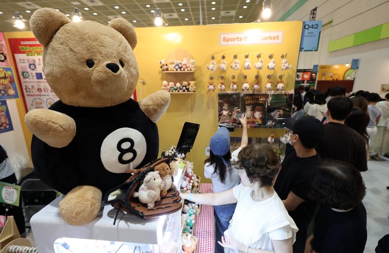 24일 서울 강남구 삼성동 코엑스에서 열린 서울일러스트레이션페어vol.19를 찾은 관람객들이 전시장을 둘러보고 있다. 2025.7.24/뉴스1 ⓒ News1 김성진 기자