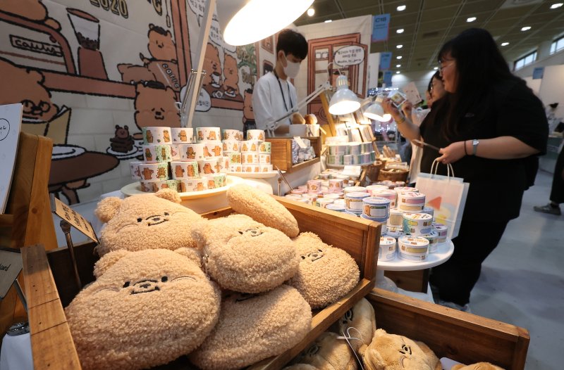 24일 서울 강남구 삼성동 코엑스에서 열린 서울일러스트레이션페어vol.19를 찾은 관람객들이 전시장을 둘러보고 있다. 2025.7.24/뉴스1 ⓒ News1 김성진 기자