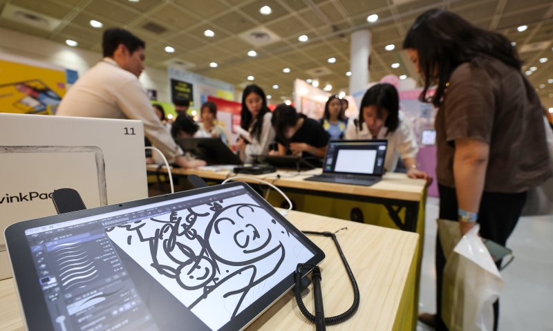 24일 서울 강남구 삼성동 코엑스에서 열린 서울일러스트레이션페어vol.19를 찾은 관람객들이 전시장을 둘러보고 있다. 2025.7.24/뉴스1 ⓒ News1 김성진 기자