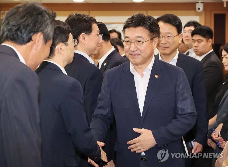 중앙지방정책협의회 참석자들과 악수하는 윤호중 장관 (출처=연합뉴스)