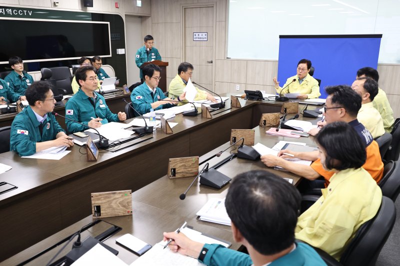 [창원=뉴시스]박완수 경남도지사가 24일 오전 도청 재난안전대책본부에서 '호우피해 재난복구 3차 대책회의'를 주재하고 있다.(사진=경남도 제공) 2025.07.24. photo@newsis.com
