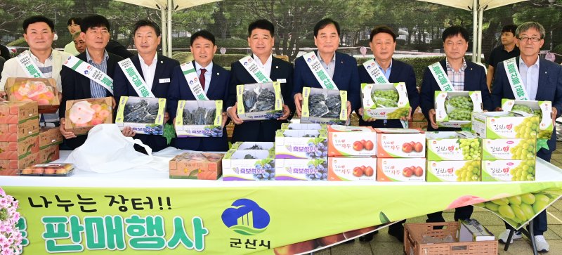 농산물 판촉을 위해 24일 자매도시인 전북 군산시를 찾은 배낙호 김천시장(왼쪽)과 나영민 김천시의장 등이 군산시청에서 판촉활동을 하고 있다. (김천시 제공. 재판매 및 DB금지) 2025.7.24/뉴스1