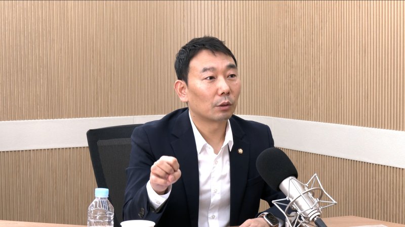 김용민 더불어민주당 의원이 24일 뉴스1TV '팩트앤뷰'에 출연해 질문에 답하고 있다.