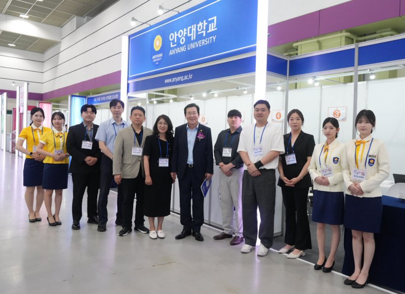안양대학교가 '2026학년도 수시 대학입학정보박람회'(서울 코엑스 1층 A홀)에 참가해 수시모집 상담을 진행하고 있다.(안양대 제공. 재판매 및 DB금지)/뉴스1