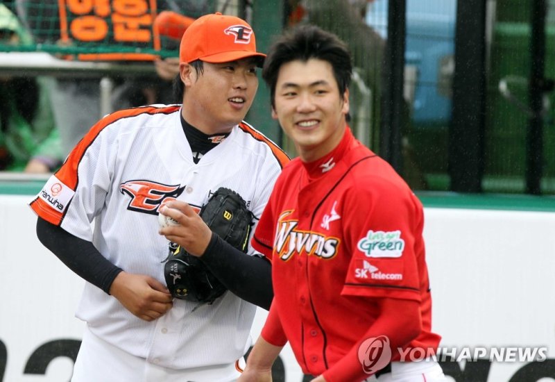 활짝 웃는 류현진, 김광현 (출처=연합뉴스)