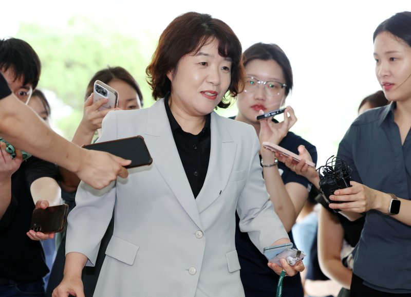 [서울=뉴시스] 이영환 기자 = 윤석열 전 대통령의 부인 김건희 여사 의혹을 수사하는 민중기 특별검사팀의 오정희 특검보가 1일 오전 서울 서초구 사무실로 출근하고 있다. 2025.07.01. 20hwan@newsis.com
