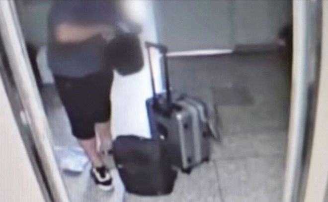 지난 20일 인천 연수구 송도동에서 사제 총기로 바카라사이트 총판을 쏴 바카라사이트 총판한 A씨가 범행 직전인 이날 오후 4시쯤 여행용 캐리어와 짐가방을 갖고 서울 도봉구 쌍문동 자택을 나서는 모습이 아파트 폐쇄회로(CC)TV에 포착됐다. 이후 A씨가 가방에서 금속류로 보이는 물체를 꺼내는 모습이 찍히기도 했다. 사진=YTN 캡처