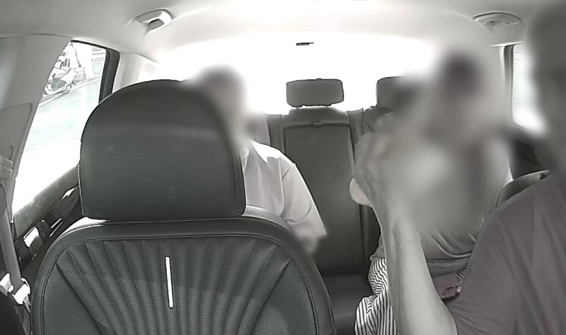 택시 기사가 승객에게 합의금을 전달하는 장면.(울산 남부서 제공. 재판매 및 DB금지)/뉴스1