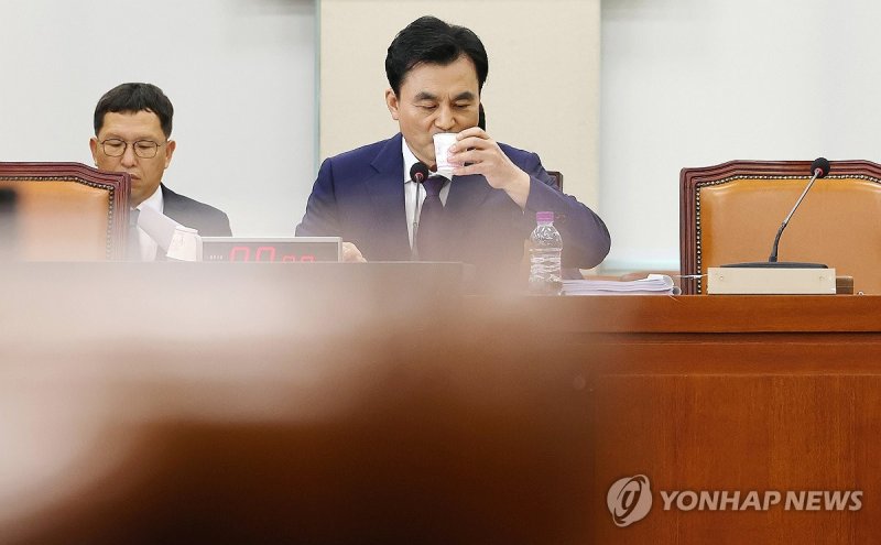 물 마시는 안규백 국방부 장관 후보자 (출처=연합뉴스)