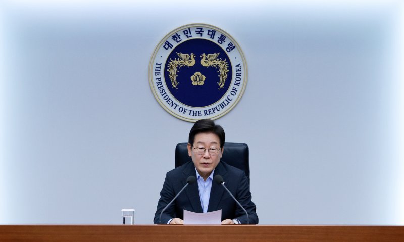 [서울=뉴시스] 고범준 기자 = 이재명 대통령이 24일 서울 용산 대통령실 청사에서 열린 제5차 수석보좌관회의에서 발언하고 있다. 2025.07.24. bjko@newsis.com