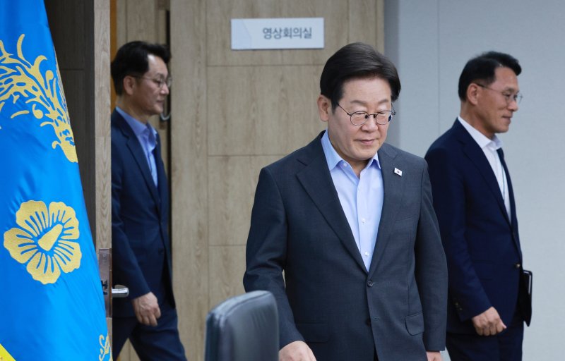 [서울=뉴시스] 고범준 기자 = 이재명 대통령이 24일 서울 용산 대통령실 청사에서 열린 제5차 수석보좌관회의에 입장하고 있다. 2025.07.24. bjko@newsis.com