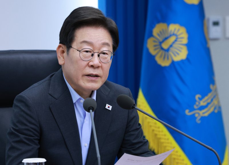 [서울=뉴시스] 고범준 기자 = 이재명 대통령이 24일 서울 용산 대통령실 청사에서 열린 제5차 수석보좌관회의에서 발언하고 있다. 2025.07.24. bjko@newsis.com