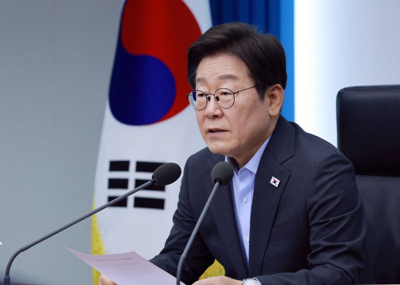 [서울=뉴시스] 고범준 기자 = 이재명 대통령이 24일 서울 용산 대통령실 청사에서 열린 제5차 수석보좌관회의에서 발언하고 있다. 2025.07.24. bjko@newsis.com