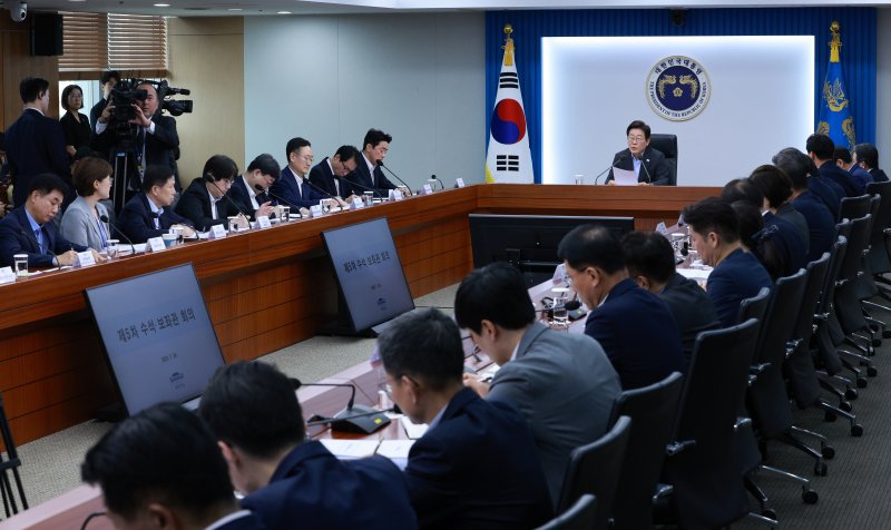 [서울=뉴시스] 고범준 기자 = 이재명 대통령이 24일 서울 용산 대통령실 청사에서 열린 제5차 수석보좌관회의에서 발언하고 있다. 2025.07.24. bjko@newsis.com