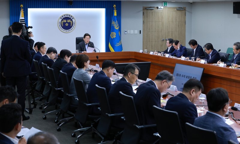 [서울=뉴시스] 고범준 기자 = 이재명 대통령이 24일 서울 용산 대통령실 청사에서 열린 제5차 수석보좌관회의에서 발언하고 있다. 2025.07.24. bjko@newsis.com