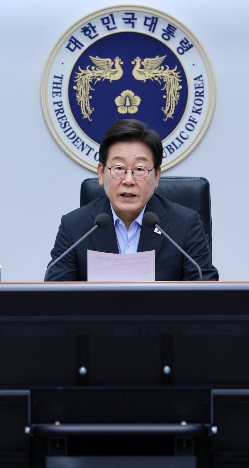 [서울=뉴시스] 고범준 기자 = 이재명 대통령이 24일 서울 용산 대통령실 청사에서 열린 제5차 수석보좌관회의에서 발언하고 있다. 2025.07.24. bjko@newsis.com