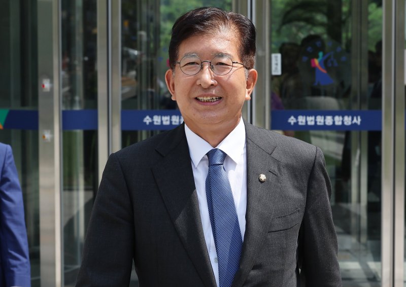 [수원=뉴시스] 김종택 기자 = 공직선거법위반 혐의로 1심서 당선무효형을 선고받은 이상식 더불어민주당 의원이 24일 경기 수원시 영통구 수원지방법원에서 열린 항소심 선고공판에서 벌금 90만원을 선고받은 뒤 법원을 나서고 있다. (공동취재) 2025.07.24. photo@newsis.com