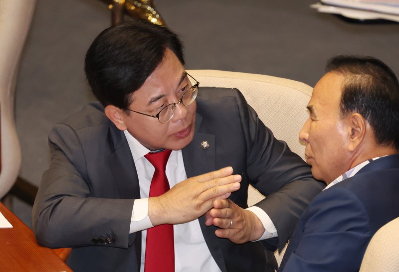 [서울=뉴시스] 고승민 기자 = 국민의힘 송언석 비상대책위원장 겸 원내대표와 박덕흠 의원이 23일 서울 여의도 국회에서 열린 제427회 국회(임시회) 제2차 본회의에서 대화하고 있다. 2025.07.23. kkssmm99@newsis.com