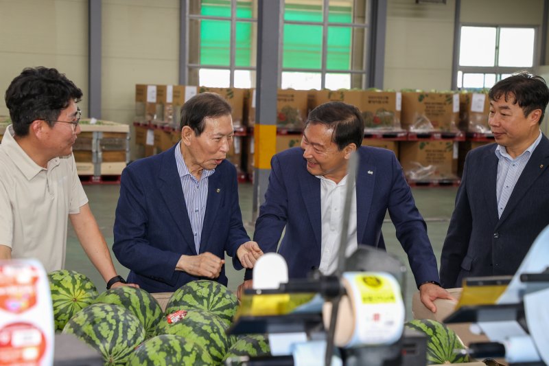 24일 전춘성 전북 진안군수(오른쪽 두번째)가 농특산물 산지유통센터 수박선별장을 방문해 현장을 점검하고 관계자들을 격려했다.(진안군제공. 재판매 및 DB금지)2025.7.24/뉴스1