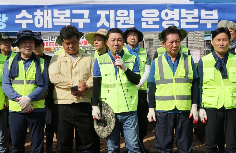 김병기 더불어민주당 대표 직무대행 겸 원내대표가 24일 오전 경기도 가평군 조종면 수해 피해 현장을 찾아 복구 지원활동에 앞서 발언하고 있다. 2025.7.24/뉴스1 ⓒ News1 이광호 기자