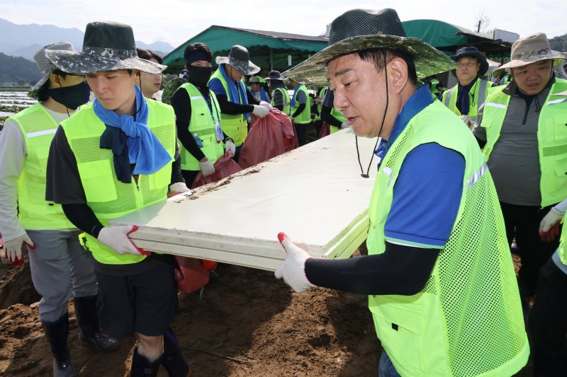 김병기 더불어민주당 대표 직무대행 겸 원내대표가 24일 오전 경기도 가평군 조종면 수해 피해 현장을 찾아 복구 지원활동을 하고 있다. 2025.7.24/뉴스1 ⓒ News1 이광호 기자