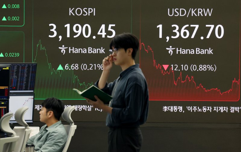24일 서울 중구 하나은행 딜링룸에서 딜러들이 업무를 보고 있다. /사진=뉴시스
