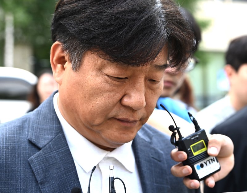 [수원=뉴시스] 김종택 기자 = 대출 사기 등 혐의로 1심에서 징역형의 집행유예 등을 선고받은 양문석 더불어민주당 의원이 24일 경기 수원시 영통구 수원지방법원에서 열린 항소심 선고공판에서 당선무효형을 선고 받은 뒤 법원을 나서고 있다. 2025.07.24. jtk@newsis.com