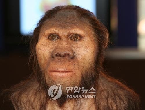 200만년 전에 살았던 원시인류를 재현한 모습 (출처=연합뉴스)