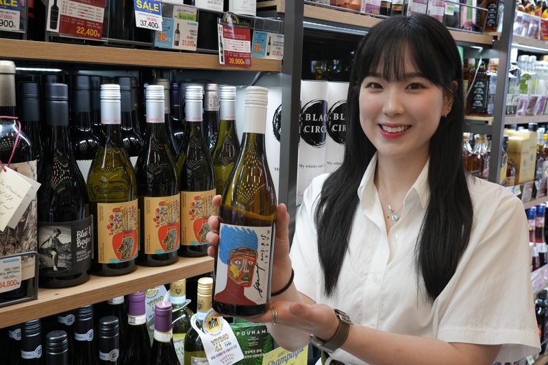 모델이 세븐일레븐과 배우 하정우가 협업한 '마키키 쇼비뇽블랑'을 소개하고 있다. 세븐일레븐 제공