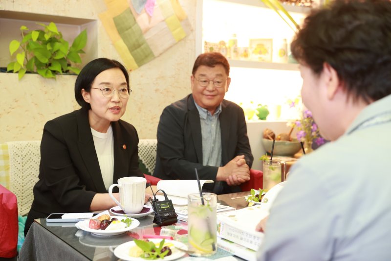 한성숙 중소벤처기업부 장관이 24일 대전의 골목형 상점가를 찾아 대화를 나누고 있다 (중기부 제공)