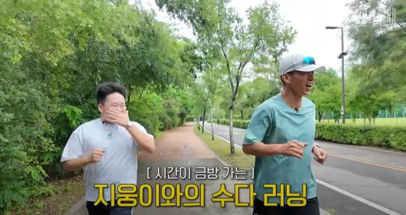 [서울=뉴시스] 배우 정은표 아들 정지운이 유튜브 채널 '션과 함께'에 출연해 가수 션과 공원 런닝을 즐겼다. (사진=유튜브 채널 '션과 함께' 캡처) 2025.07.24. photo@newsis.com *재판매 및 DB 금지