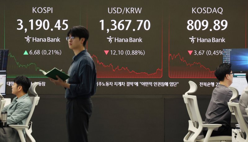 [서울=뉴시스] 김진아 기자 = 24일 서울 중구 하나은행 딜링룸에서 딜러들이 업무를 보고 있다. 코스피는 전 거래일(3183.77)보다 6.68포인트(0.21%) 오른 3190.45에, 코스닥 지수는 전 거래일(813.56)보다 3.67포인트(0.45%) 하락한 809.89에 거래를 종료했다. 2025.07.24. bluesoda@newsis.com