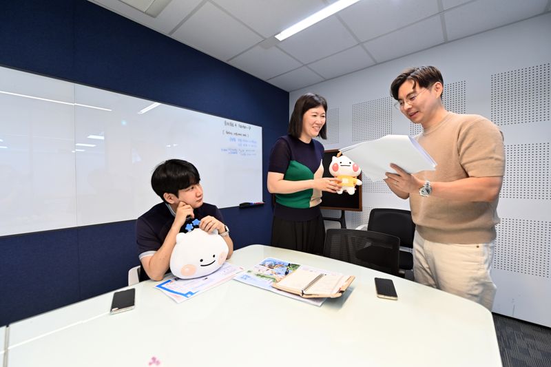 하남시 브랜드마케팅팀 직원들이 ‘청정하남’ 소식지 제작을 위해 다양한 아이디어를 공유하며 기획 방향을 논의하고 있다. 하남시 제공