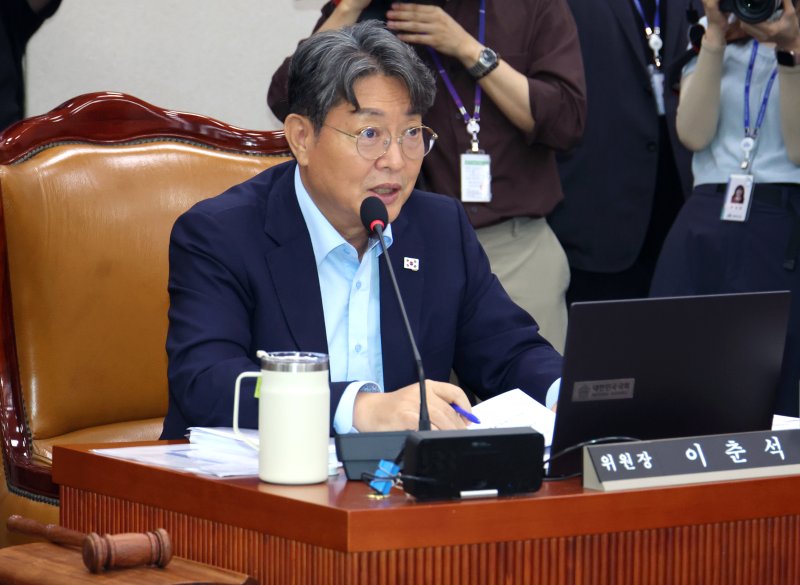 [서울=뉴시스] 김금보 기자 = 이춘석 국회 법제사법위원회 위원장이 9일 서울 여의도 국회에서 열린 법제사법위원회 전체회의에서 발언을 하고 있다. 2025.07.09. kgb@newsis.com