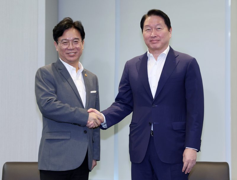 [서울=뉴시스] 김진아 기자 = 김영훈(왼쪽) 고용노동부 장관과 최태원 대한상공회의소 회장이 24일 서울 중구 대한상의에서 만나 악수하고 있다. 2025.07.24. bluesoda@newsis.com