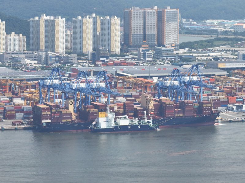 [부산=뉴시스] 부산신항 LNG 벙커링 (사진=부산항만공사 제공) 2025.07.24. photo@newsis.com *재판매 및 DB 금지