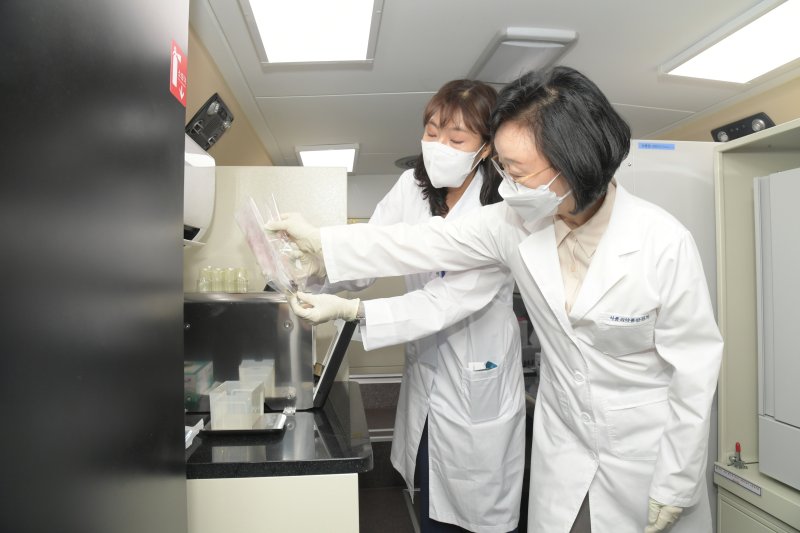 [서울=뉴시스] 24일 식약처에 따르면 오유경 식약처장은 오는 26일부터 내달 15일까지 인천에서 열리는 ‘2025 APEC 제3차 고위관리회의’의 성공적인 개최를 위해 인천 연수구 송도컨벤시아를 방문해, 회의실 내 조리시설 등의 식음료 안전관리 상황을 점검하고 식재료 식중독균 검사 현장을 참관했다. (사진=식약처 제공) 2025.07.24. photo@newsis.com *재판매 및 DB 금지