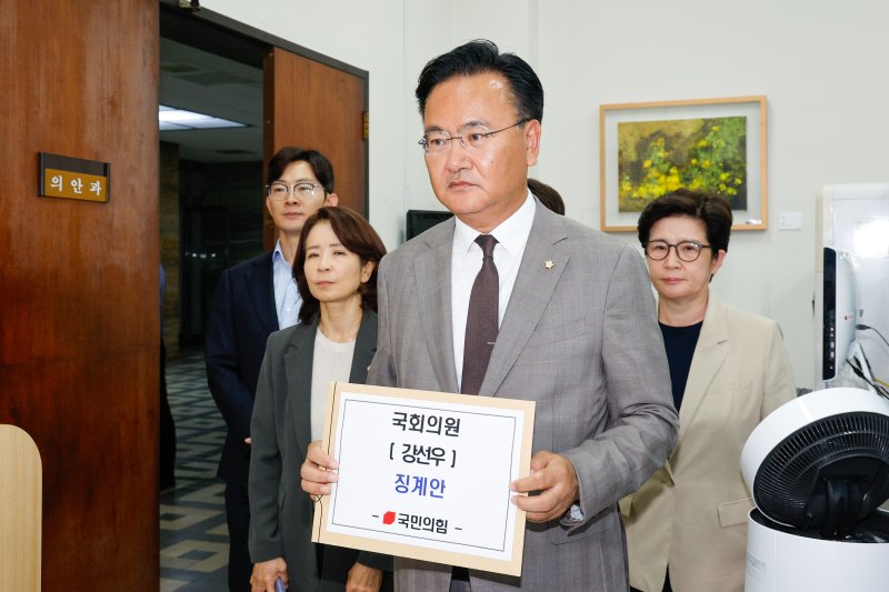 유상범 국민의힘 원내수석부대표가 24일 서울 여의도 국회에서 여성가족부 장관 후보자직을 자진 사퇴한 강선우 더불어민주당 의원 징계안을 제출하기 위해 의안과에 들어서고 있다. 뉴스1