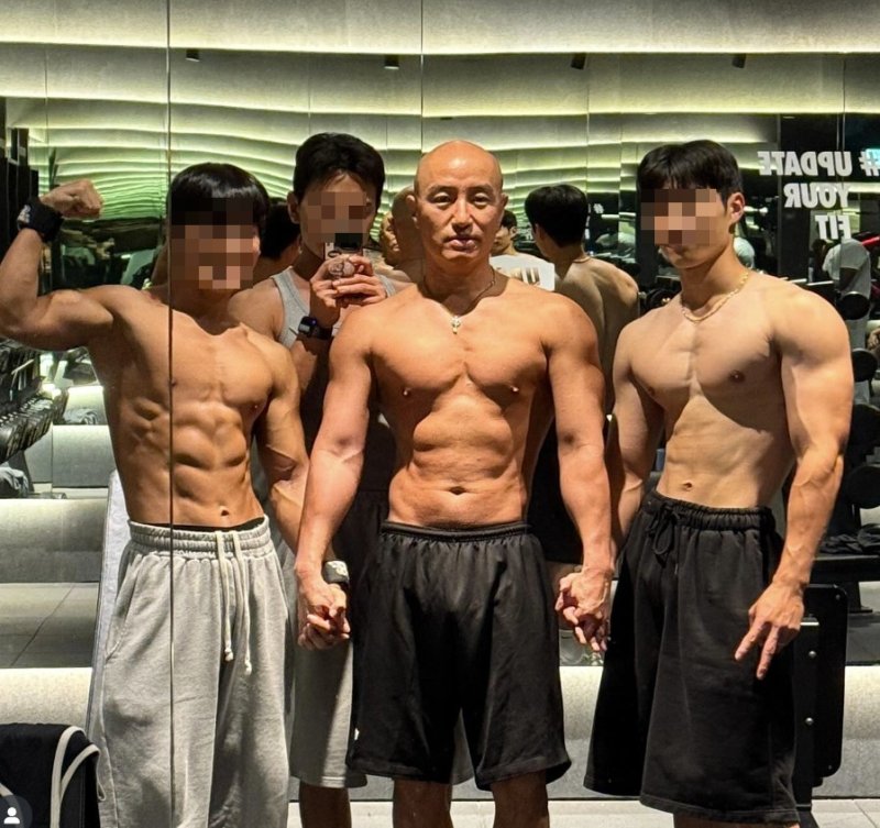 54세 홍석천, 상의 탈의한 20대 男들과 손깍지 동창 아들 [N샷]