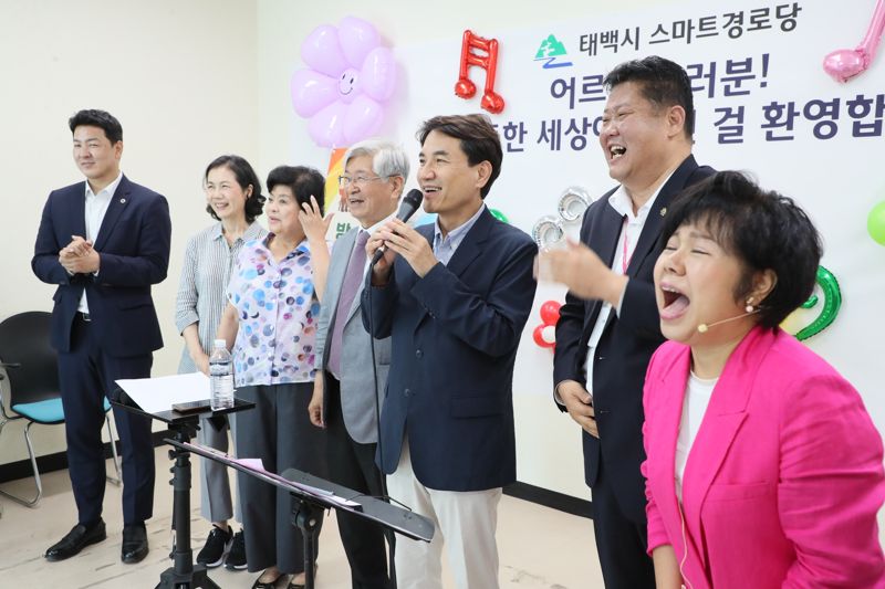 김진태 강원지사가 24일 태백 스마트 경로당을 방문, 경로당 어르신들에게 인사하고 있다. 강원자치도 제공