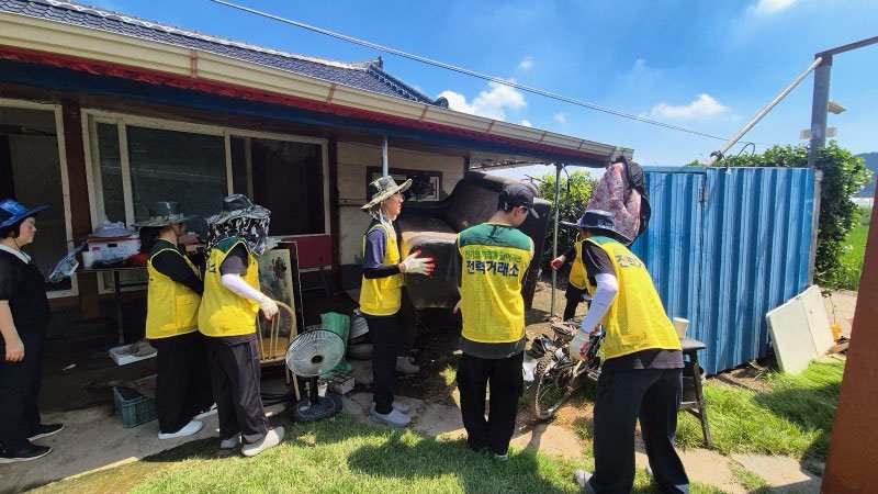 전력거래소 직원들이 침수 피해를 입은 나주시 동강면 주택 가재도구를 정리하고 청소 봉사활동을 펼치고 있다. (사진=전력거래소 제공) photo@newsis.com