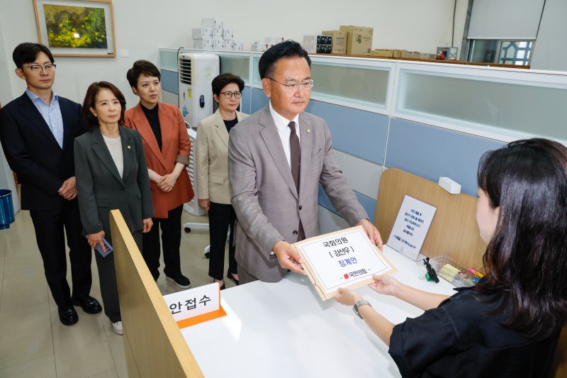 유상범 국민의힘 원내수석부대표가 24일 서울 여의도 국회 의안과에서 여성가족부 장관 후보자직을 자진 사퇴한 강선우 더불어민주당 의원 징계안을 제출하고 있다. 왼쪽부터 박충권, 최수진, 김은혜, 강선영, 유상범. 2025.7.24/뉴스1 ⓒ News1 안은나 기자