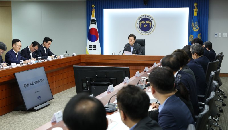 [서울=뉴시스] 고범준 기자 = 이재명 대통령이 24일 서울 용산 대통령실 청사에서 열린 제5차 수석보좌관회의에서 발언하고 있다. 2025.07.24. bjko@newsis.com