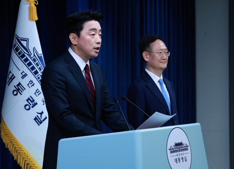 [서울=뉴시스] 고범준 기자 = 강훈식 비서실장이 24일 서울 용산 대통령실 청사에서 수석보좌관 회의 관련 브리핑을 하고 있다. 오른쪽은 봉욱 민정수석. 2025.07.24. bjko@newsis.com <저작권자ⓒ 공감언론 뉴시스통신사. 무단전재-재배포 금지.> /사진=뉴시스화상