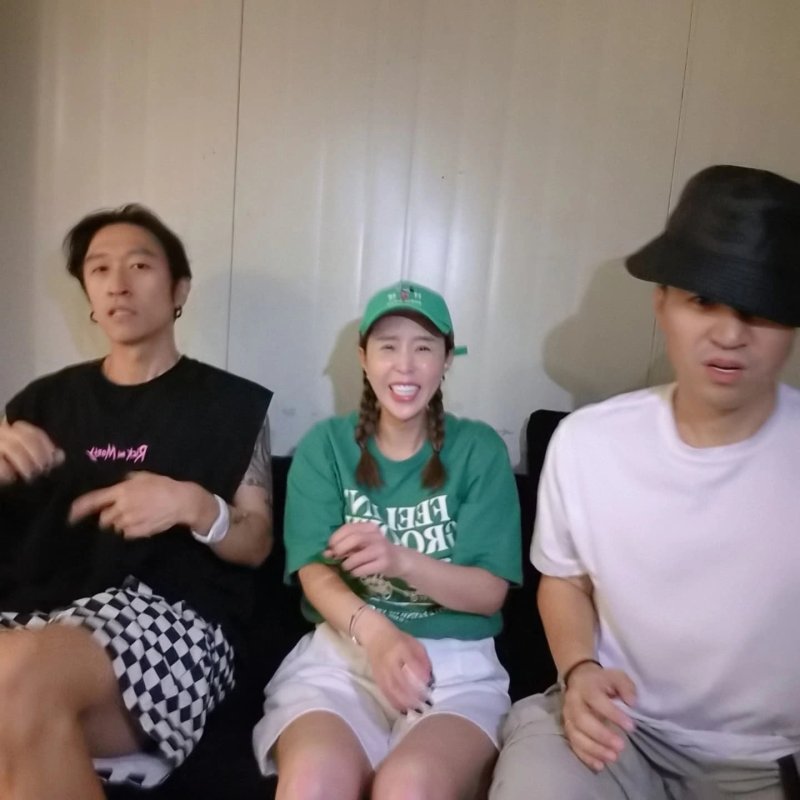 '문원 논란' 신지, 코요태 김종민·빽가 사이에서 함박웃음 [N샷]