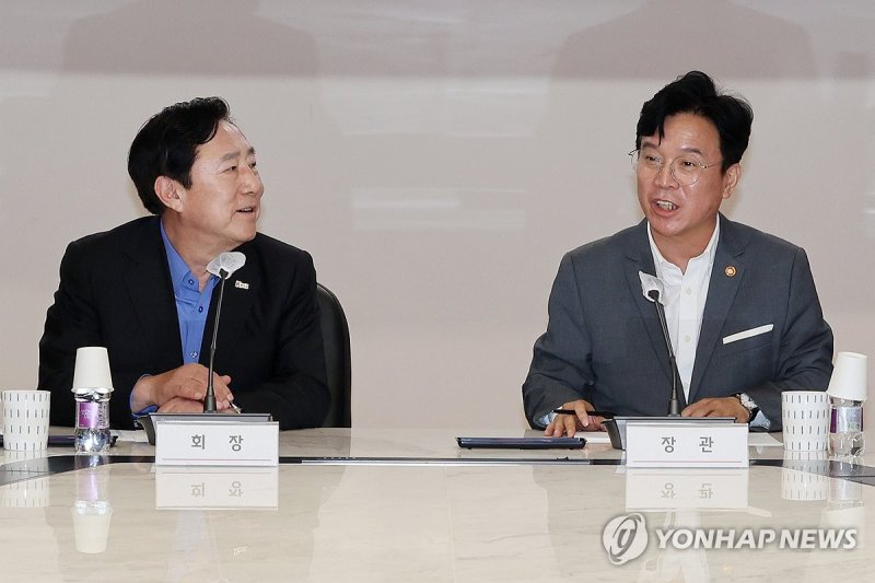 중기중앙회 방문한 김영훈 노동부 장관 (출처=연합뉴스)