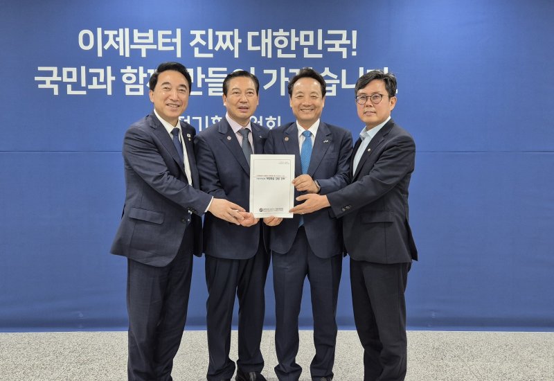 [광주=뉴시스] 광주 동구는 24일 임택 광주 동구청장이 서울 국정위원회를 방문해 지방교부세법 개편을 촉구했다고 밝혔다. 사진 왼쪽부터 박수현 균형성장특별위원장·조재구 대구 남구청장·임택 광주 동구청장·안도걸 국회의원. (사진 = 광주 동구 제공) 2025.07.24. photo@newsis.com *재판매 및 DB 금지