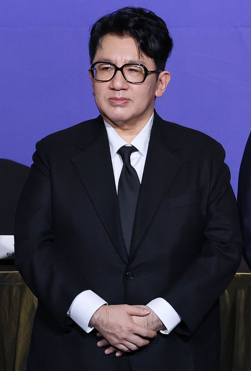 방시혁 부정거래 혐의에 하이브 본사 압수수색…CLO 크게 염려 말라 사내 메일