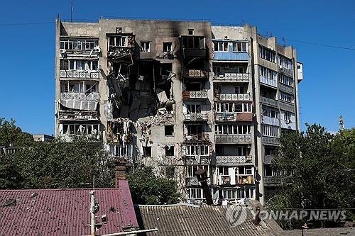 러 드론 공격으로 부서진 우크라이나 남부 오데사의 아파트 건물 (출처=연합뉴스)